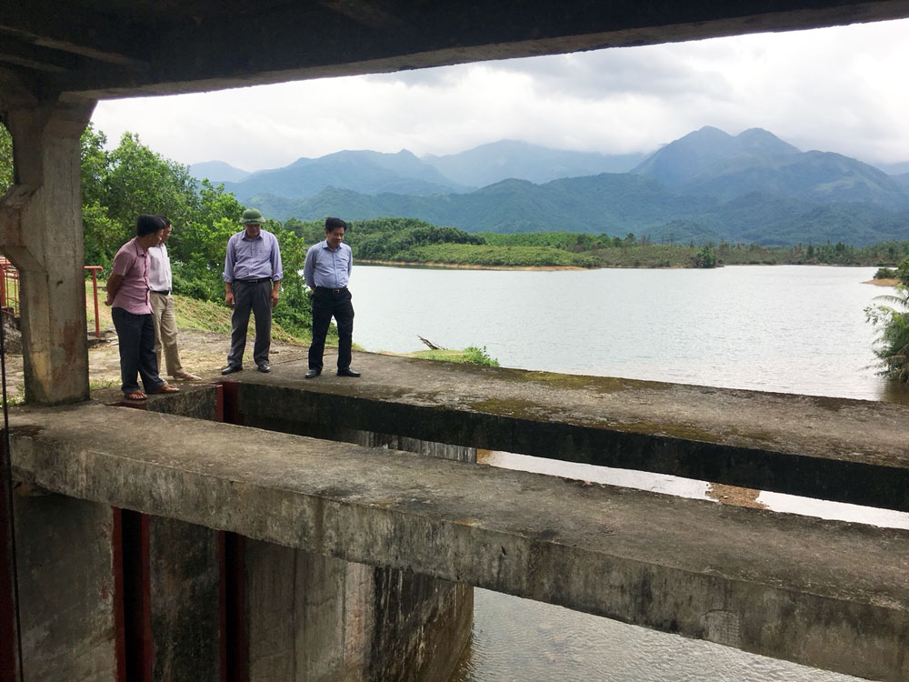 Lãnh đạo huyện Hải Hà kiểm tra công tác phòng, chống bão tại công trình Hồ Trúc Bài Sơn.
