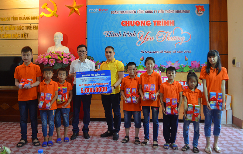 Mobifone Quảng Ninh đã trao tặng 5 triệu đồng cho Quỹ khuyến học của Cơ sở.