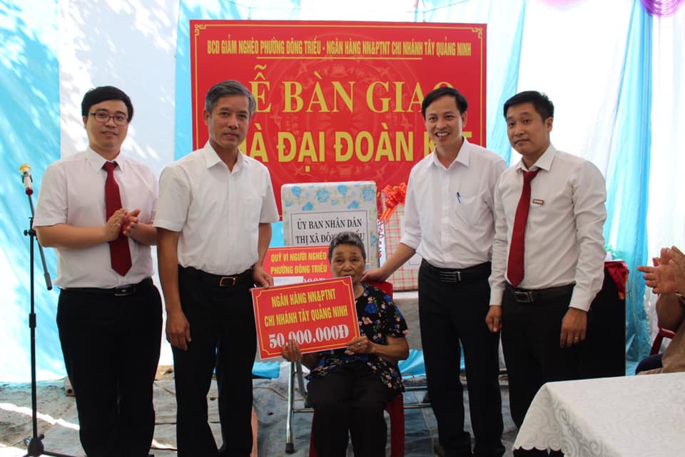 Đại diện Agribank Tây Quảng Ninh trao tặng kinh phí hỗ trợ cho bà Đào Thị Duyên