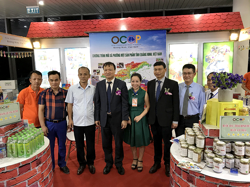 Lãnh đạo Bộ Công Thương và TP Đà Nẵng đến thăm gian hàng OCOP của Quảng Ninh.