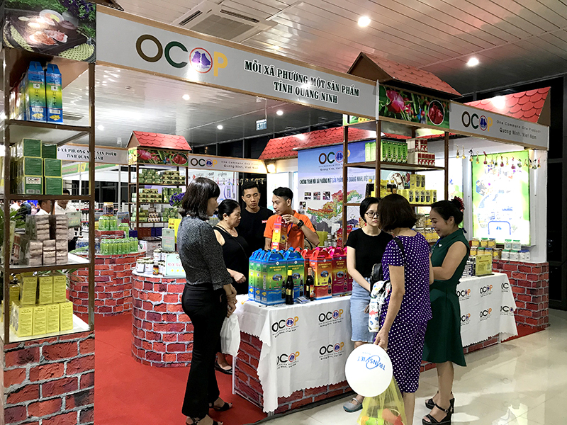 Người dân và du khách đến tham quan, mua sắm sản phẩm tại gian hàng OCOP Quảng Ninh.