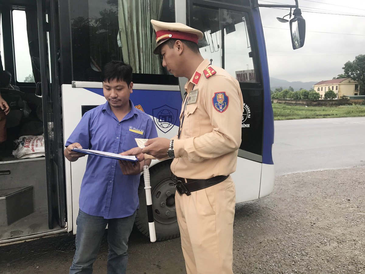 CSGT kiểm tra hành chính  phương tiện vận chuyển hành khách trên QL10 đoạn đi qua TP Uông Bí 