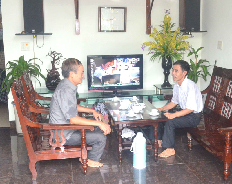 Ông Đặng Đình Viên (bên phải) đến thăm ông Nguyễn Văn Tính, nạn nhân chất độc da cam ở khu Nam Tiến, phường Cẩm Bình, người được ông Viên vận động các hội viên NNCĐDC ủng hộ 50 triệu đồng để xây nhà