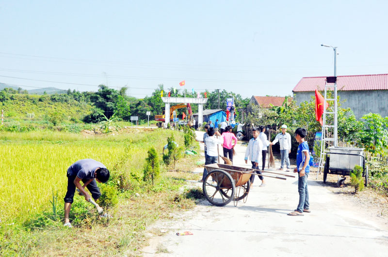 Nhân dân xóm họ Đặng, thôn Thán Phún, xã Hải Sơn chỉnh trang đường ngõ, xóm, vệ sinh môi trường xây dựng NTM.
