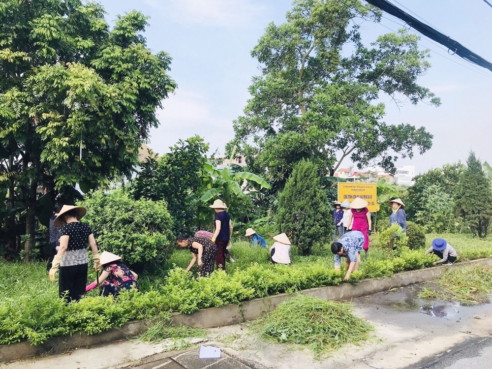 Cán bộ, hội viên Hội phụ nữ phường Thanh Sơn, TP Uông Bí ra quân dọn vệ sinh môi trường, góp phần diệt lăng quăn, muỗi, phòng chống bệnh SXH.