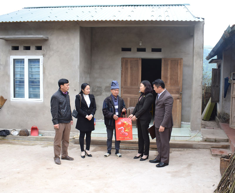 Cán bộ huyện Ba Chẽ và xã Thanh Lâm tặng quà tết cho gia đình ông Trần Phú, thôn Pha Lán, xã Thanh Lâm.