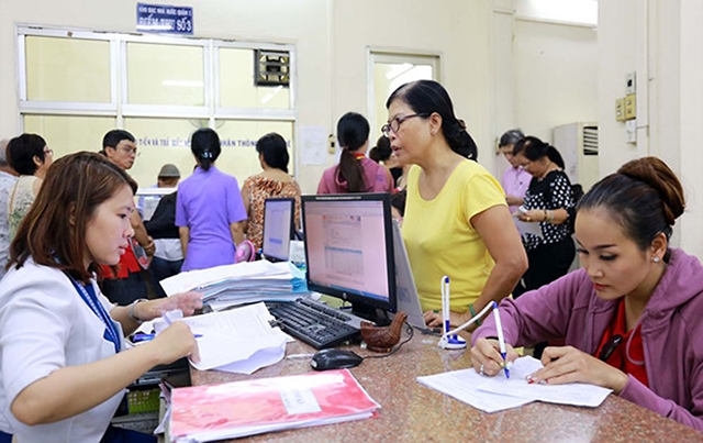 Người dân và doanh nghiệp làm thủ tục thuế tại Chi cục thuế quận 1, TP Hồ Chí Minh. Ảnh: NGỌC DƯƠNG