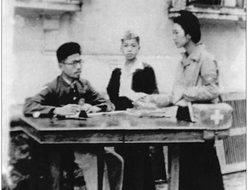 Sư Tuệ (người ngồi) làm việc tại Chiến khu Đông Triều vào tháng 6/1945. Người đứng là y tá Lê Thị Nhuần sau này là vợ ông. Ảnh tư liệu của gia đình bà Kim Tuyên.