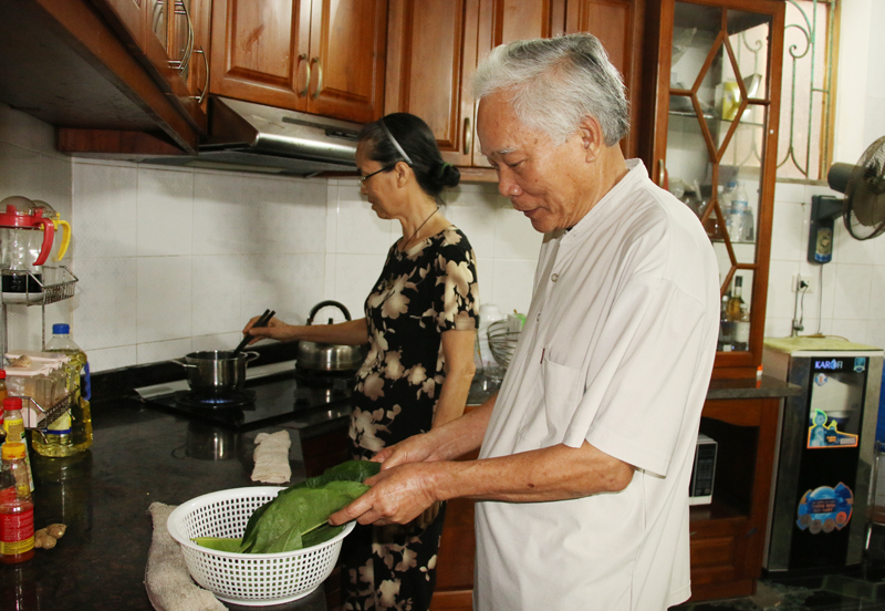 Hai ông bà Nghiệp - Minh ngày ngày cùng nhau chia sẻ những công việc nhà, vun đắp tổ ấm gia đình.