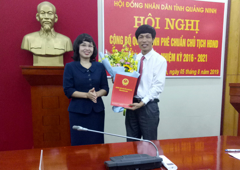 Đồng chí PCT HĐND tỉnh Trịnh Thị Minh Thanh trao quyết định phê chuẩn chức danh Chủ tịch HĐND huyện Vân Đồn