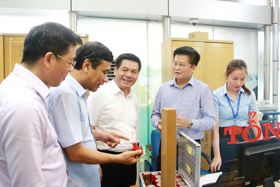 Đoàn công tác tỉnh Thái Bình thăm Trung tâm Phục vụ Hành chính công tỉnh.