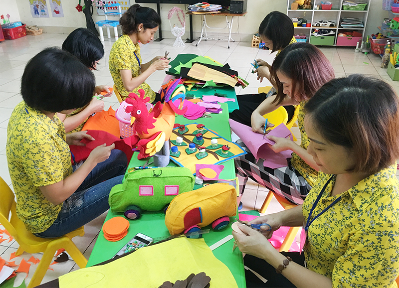 Các cô giáo trường Mầm non Cẩm Thịnh, phường Cẩm Thịnh, TP Cẩm Phả chuẩn bị giáo dục dạy học. 