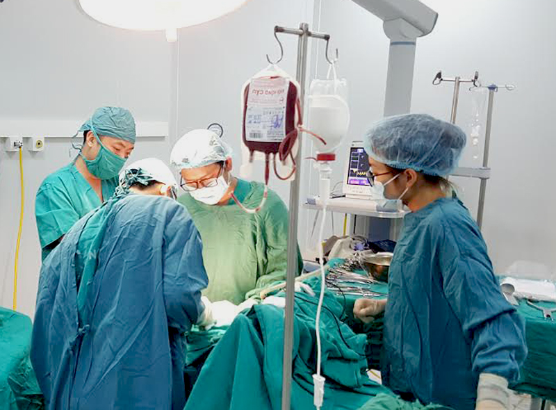 Phẫu thuật sọ não cho bệnh nhân tại Bệnh viện Đa khoa khu vực Cẩm Phả.