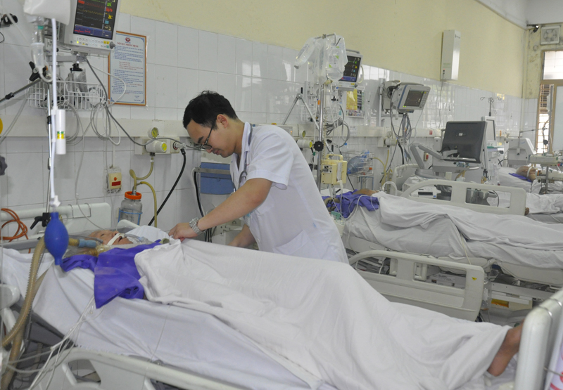 Kiểm tra sức khoẻ cho bệnh nhân tại Khoa Hồi sức tích cực- Thận nhân tạo, Bệnh viện Đa khoa tỉnh.