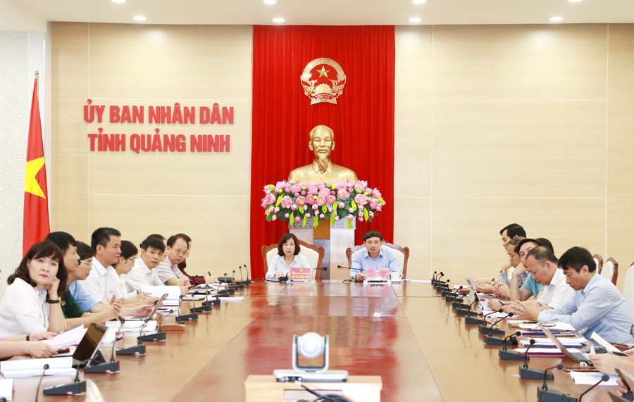 Các đại biểu tham gia dự họp tại đầu cầu Quảng Ninh.