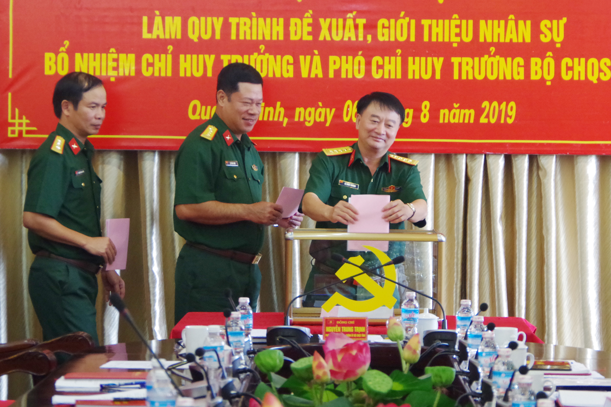 Các đồng chí trong Đảng ủy Quân sự tỉnh bỏ phiếu bổ nhiệm Chỉ huy trưởng và Phó Chỉ huy trưởng Bộ CHQS tỉnh Quảng Ninh