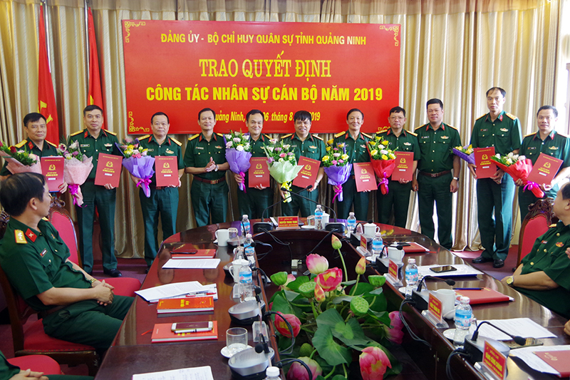 Bộ CHQS tỉnh đã trao các quyết định của Bộ Quốc phòng về việc nâng lương cấp Đại tá, Thượng tá .