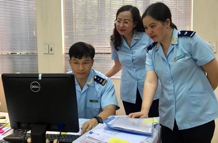 Anh Vũ Quý Hưng hướng dẫn công chức đơn vị thực hiện thao tác phần mềm nghiệp vụ.