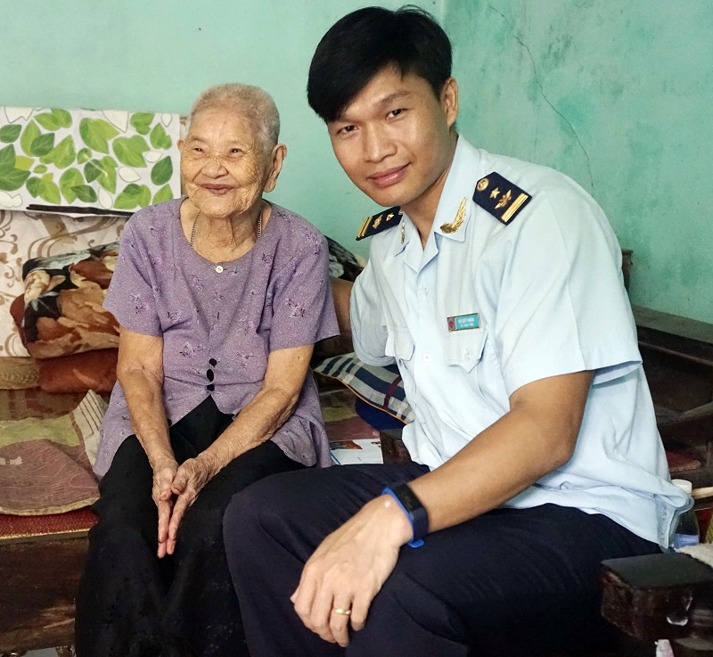 Vũ Qúy Hưng thăm bà mẹ Việt Nam Anh hùng Tô Thị Tân (khu 7, phường Bãi Cháy, TP Hạ Long)