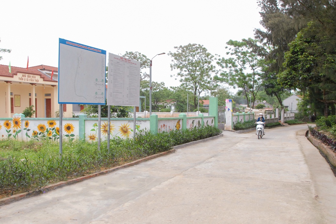 Tuyến đường nông thôn mới tại thôn 2, xã Vĩnh Thực (TP Móng Cái) là kết quả của việc vận động, tạo sự đồng thuận cao của nhân dân địa phương.