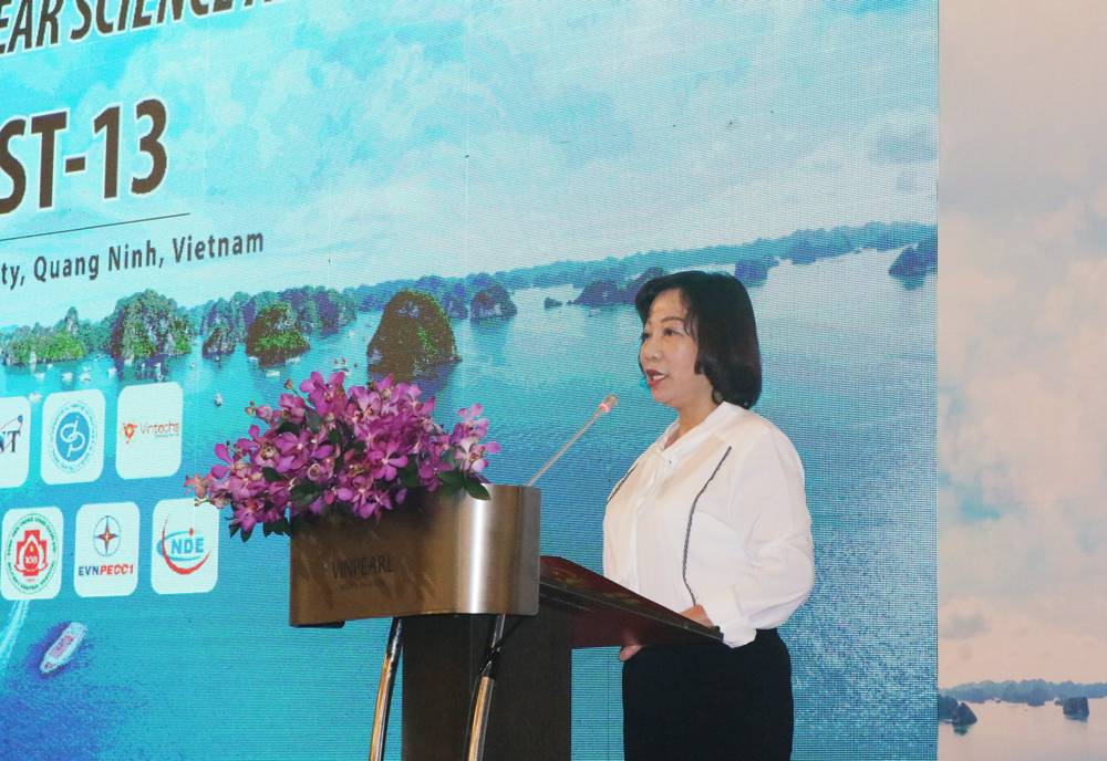 Đồng chí Vũ Thị Thu Thủy, Phó Chủ tịch UBND tỉnh Quảng Ninh phát biểu chào mừng các đại biểu về dự hội nghị.