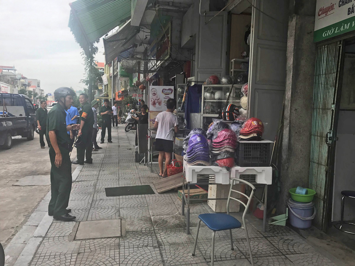 CCB phường Quang Trung (TP Uông Bí) nhắc nhở các hộ kinh doanh lấn chiếm vỉa hè, lòng đường.