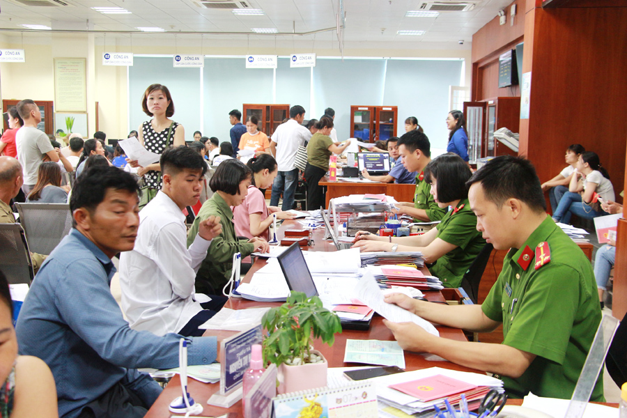 Giải quyết thủ tục hành chính cho tổ chức, công dân tại Trung tâm Hành chính công TP Hạ Long.