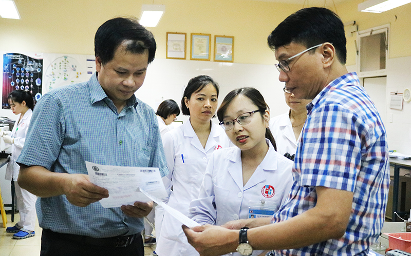 Cán bộ Bộ Y tế kiểm tra kết quả công tác ứng dụng công nghệ trong lưu trữ hồ sơ tại Bệnh viện Việt Nam - Thụy Điển Uông Bí