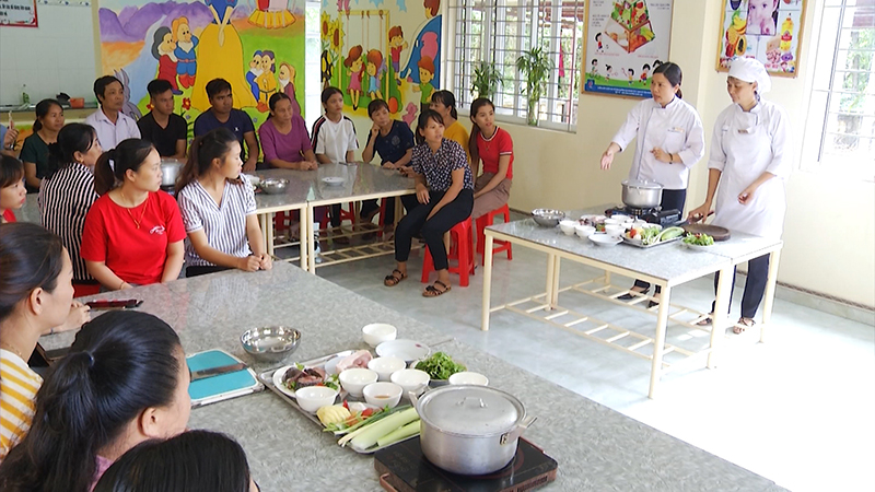 Phòng LĐ,TB&XH tổ chức lớp tập huấn về nấu ăn cho lao động nông thôn, xã Đông Ngũ, Huyện Tiên Yên.