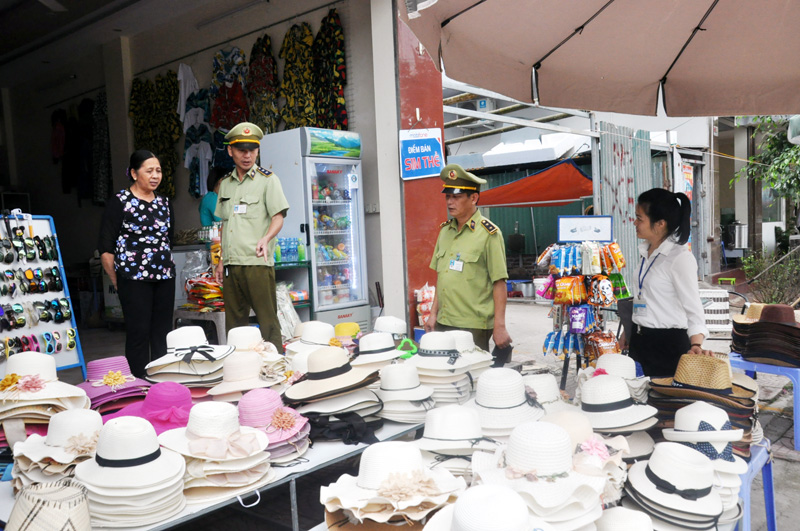 Cán bộ Phòng Văn hóa huyện Vân Đồn (đầu tiên, bên phải) cùng lực lượng chức năng thường xuyên kiểm tra giá, chất lượng hàng hóa tại trong các cơ sở kinh doanh tại cảng Cái Rồng