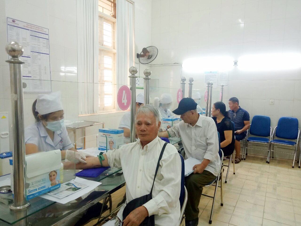 Lấy máu xét nghiệm tại Bệnh viện Đa khoa tỉnh Quảng Ninh