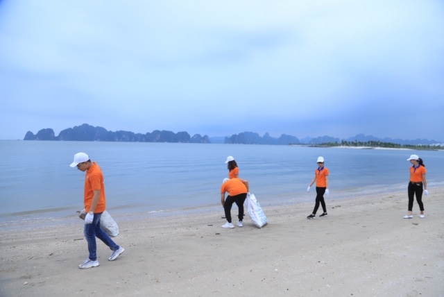 Hoạt động ý nghĩa này đã góp phần mang lại cảnh quan sạch đẹp cho bãi biển.