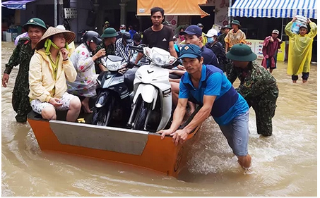 Lực lượng cứu hộ sơ tán dân tại đường Mạc Cửu, thị trấn Dương Đông. Ảnh: Nguyễn Tuấn.