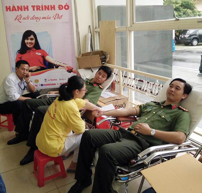 Thiếu tá Lý Thái Linh tham gia hiến máu nhân đạo.