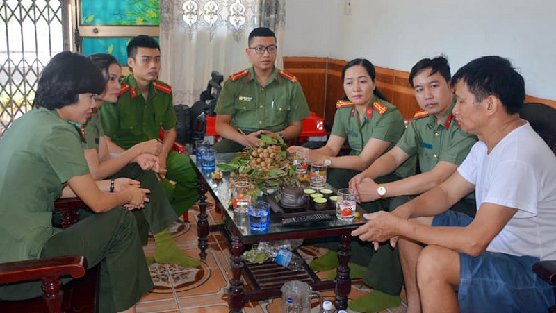 Và cùng CBCS Công an tỉnh thăm, tặng quà gia đình liệt sỹ Bùi Văn Bình, ở phường Quang Hanh, TP Cẩm Phả.
