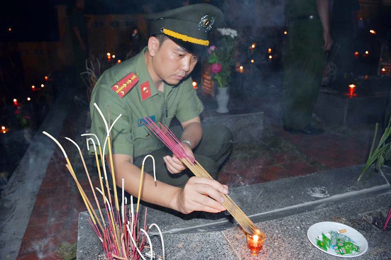 Tham gia thắp nến tri ân tại nghĩa trang Liệt sỹ Hà Tu, TP Hạ Long.