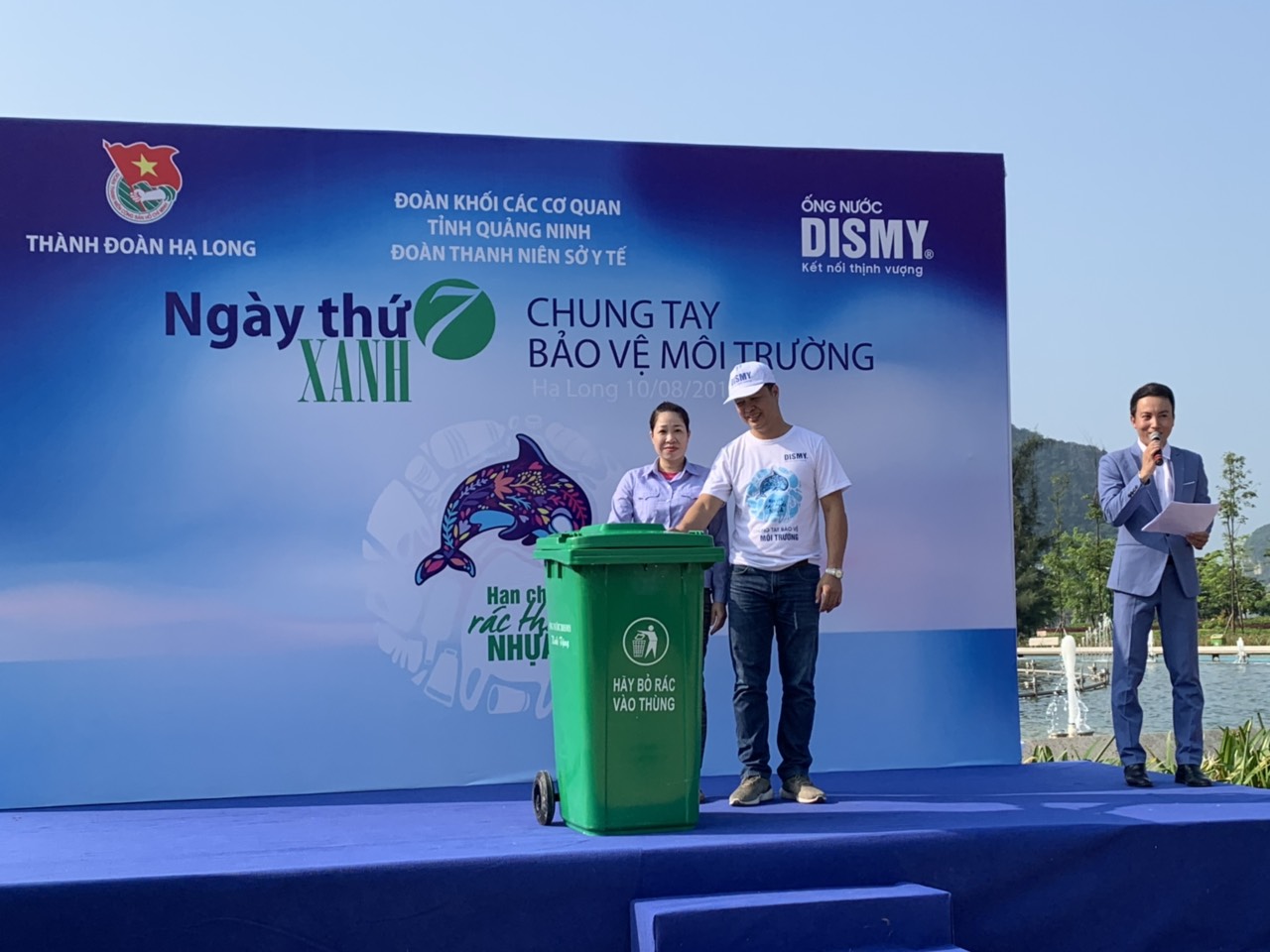 Đại diện công ty cổ phần Cúc Phương trao tặng thùng rác cho Ban quản lý Công viên Lán Bè