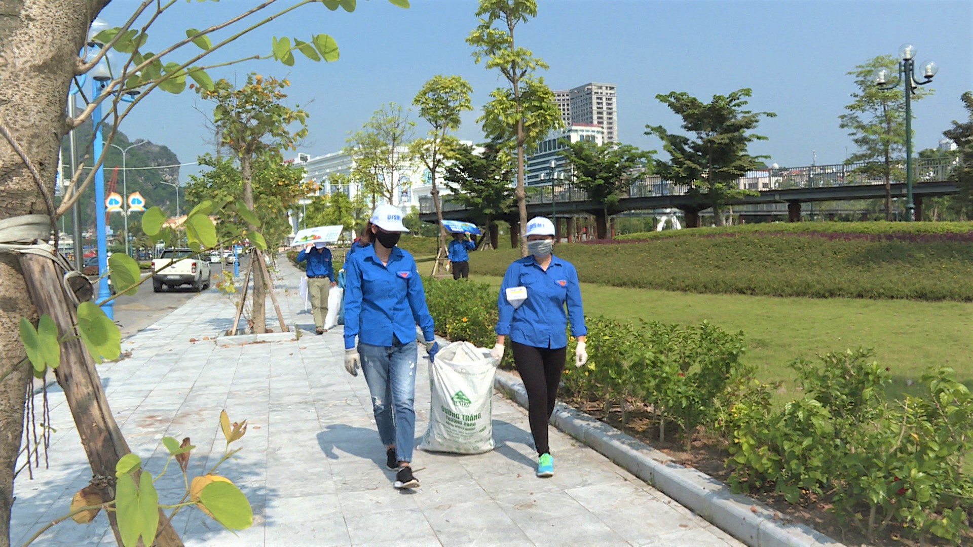 Đoàn viên thanh niên thành phố Hạ Long nhặt rác khu vực công viên Lán Bè