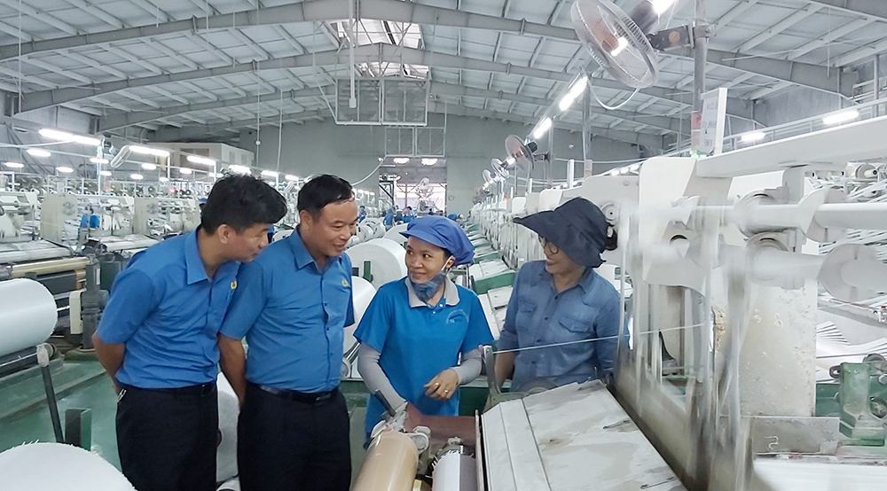 Cán bộ công đoàn Quảng Ninh thăm CNLĐ Công ty TNHH Vinanewtarp Việt Nam (KCN Cái Lân).