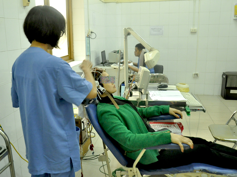 Đo điện não đồ cho bệnh nhân tại Bệnh viện Đa khoa tỉnh.