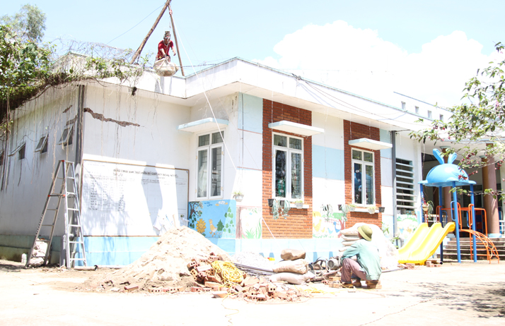 Trường Mần non Lục Hồn có một phòng học bị dột đang được thợ xây dựng xử lý.