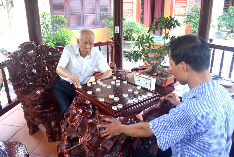 Ông Phạm Văn Tuyển còn  là người dạy cờ của nhiều thế hệ ở Cẩm Phả