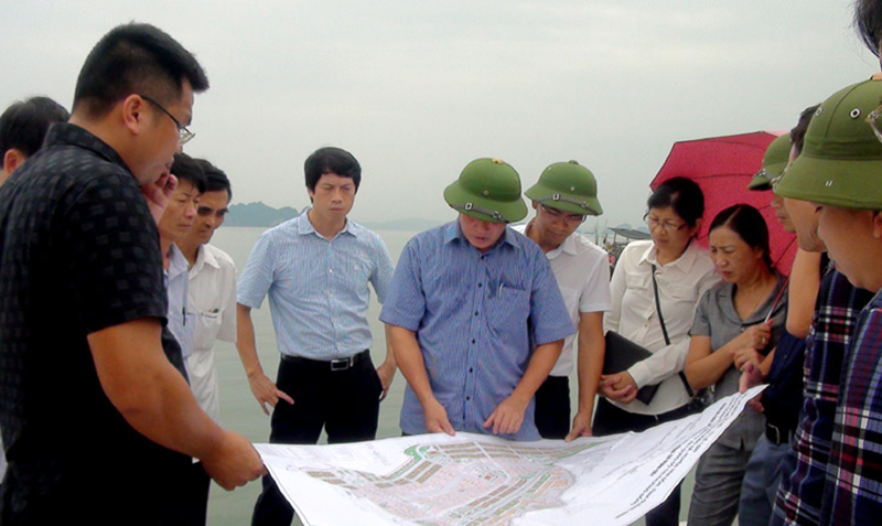 Lãnh đạo và các cơ quan chức năng của huyện Vân Đồn trực tiếp kiểm tra thi công dự án của Công ty CP Đầu tư xây dựng đô thị Phương Đông (Thanh Tùng - Trung tâm truyền thông Vân Đồn)