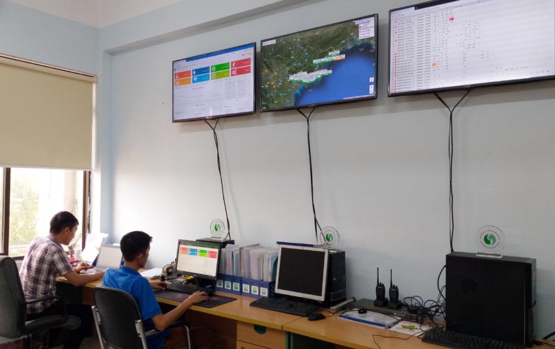 Nhân viên Trung tâm điều hành(Sở TN&MT) giám sát chặt chẽ thông số từ các trạm QTMT tự động chuyển về