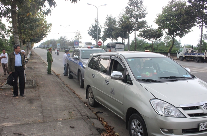 Lực lượng Phòng CSGT Công an tỉnh Thừa Thiên Huế và Thanh tra Sở GTVT chốt chặn, kiểm tra một ôtô vận tải hành khách trái phép.