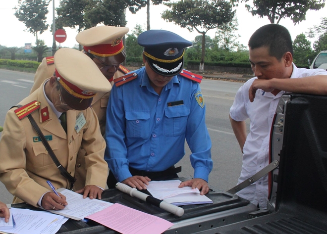 Đợt ra quân xử lý ôtô hoạt động trá hình, kinh doanh vận tải khách trái phép sẽ kéo dài đến ngày 30-9 nhằm lập lại trật tự vận tải hành khách ở địa bàn Thừa Thiên Huế.