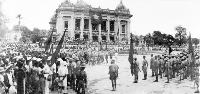 Các đội quân du kích từ các chiến khu tiến vào Hà Nội, tập trung trước Nhà hát lớn, ngày 30/8/1945. (Nguồn: TTXVN)