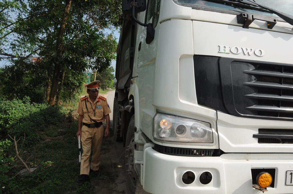 Cán bộ Đội CSGT Công an huyện Hoành Bồ kiểm tra phương tiện lưu thông trên địa bàn