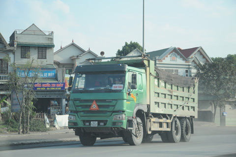  Quảng Ninh có đề xuất cấm xe tải ( có tải trọng lớn) lưu thông qua trung tâm TX Quảng Yên vào các giờ cao điểm trong ngày.( Ảnh : Nguyễn Duy)