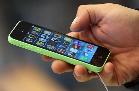Apple sẽ trả 1 triệu USD cho người hack thành công iPhone. Ảnh: Business Insider.
